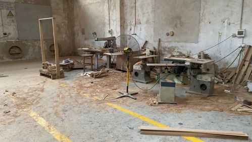 反映新塘工业区新龙大道10号旁辅道位置,存在固体废物乱堆倒现象,伦教